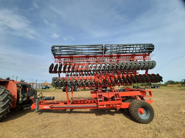 Трактори та сільськогосподарська техніка